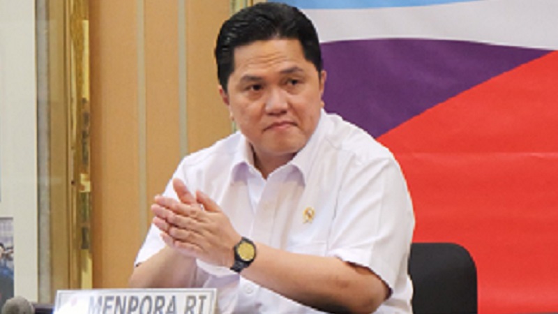 Menteri Pemuda dan Olahraga (Menpora) Erick Thohir hadir sekaligus mengalungkan medali kepada atlet Filipina Carlos Yulo yang berhasil naik podium juara Kejuaraan Dunia Gimnastik Artistik Ke-53 di Jakarta, Sabtu (25/10/2025). (Humas Kemenpora) 