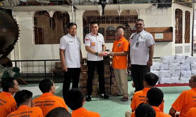 Kalapas Jember Pimpin Pembagian Pakaian Ibadah dan Perlengkapan Mandi, Pastikan Hak Warga Binaan Terpenuhi