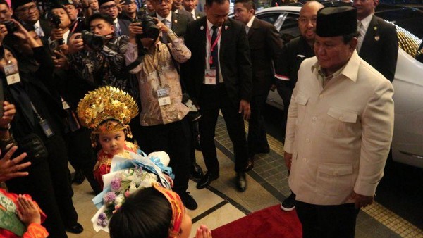 Tiba di Kuala Lumpur, Presiden Prabowo Disambut Hangat Para WNI