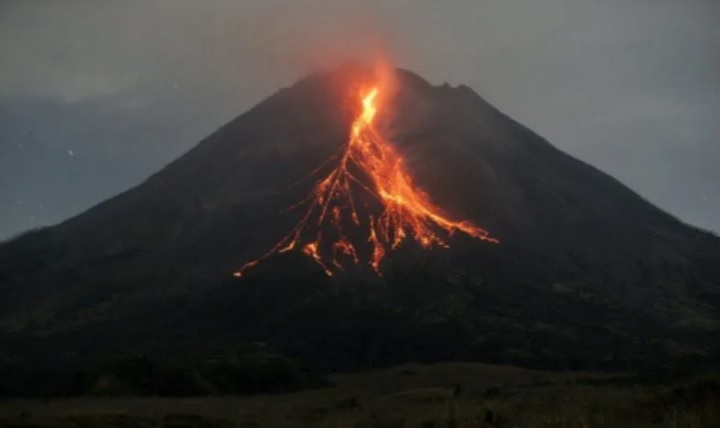 Gunung Merapi Kembali Erupsi, Sleman Diselimuti Abu