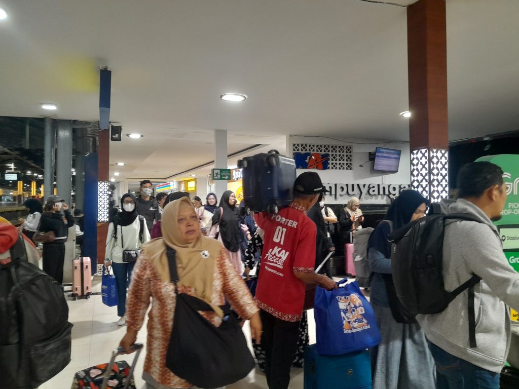 Mulai 1 Desember 2025, Kereta Api Jarak Jauh Tak Lagi Berhenti di Stasiun Jatinegara