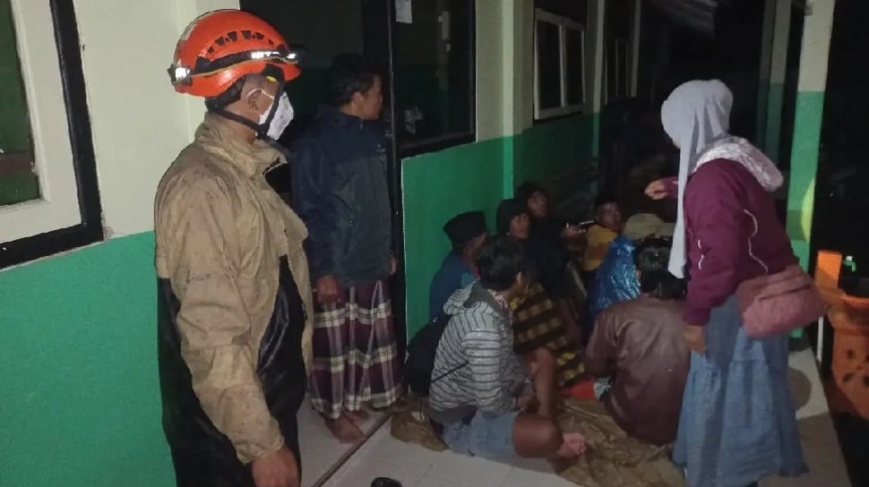Sebanyak 300 Orang Dievakuasi Usai Gunung Semeru Erupsi
