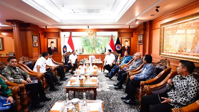 Pertemuan Menteri Pemuda dan Olahraga Republik Indonesia (Menpora RI) Erick Thohir bersama Menteri Dalam Negeri (Mendagri) Tito Karnavian dan Wakil Menteri Usaha Mikro, Kecil, dan Menengah (UMKM) Helvi Moraza di Kemendagri, Jakarta, Rabu (29/10/2025)