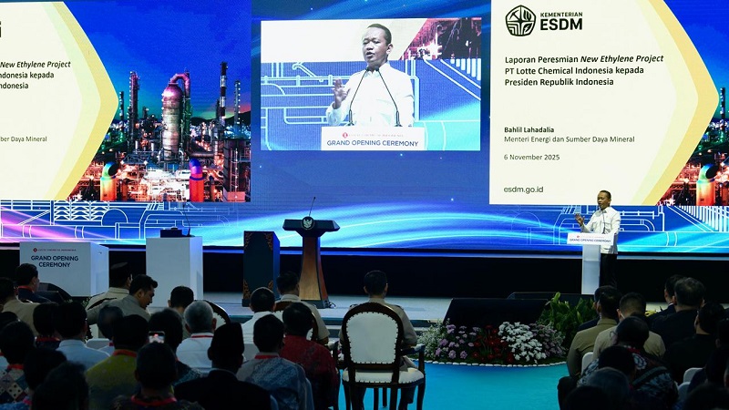 Menteri Energi dan Sumber Daya Mineral (ESDM) Bahlil Lahadalia memberikan laporan saat peresmian pabrik petrokimia New Ethylene Project milik PT Lotte Chemical Indonesia (LCI) di Cilegon