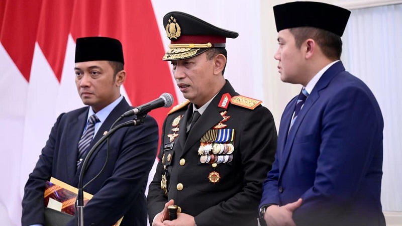 Menyusul terjadinya ledakan di lingkungan SMA Negeri 72 Jakarta Utara, Jumat (7/11/2025) siang, Menteri Sekretaris Negara (Mensesneg) Prasetyo Hadi, Sekretaris Kabinet Teddy Indra Wijaya, dan Kapolri Jenderal Listyo Sigit Prabowo memberikan keterangan pers di Istana Merdeka. (BPMI Setpres)