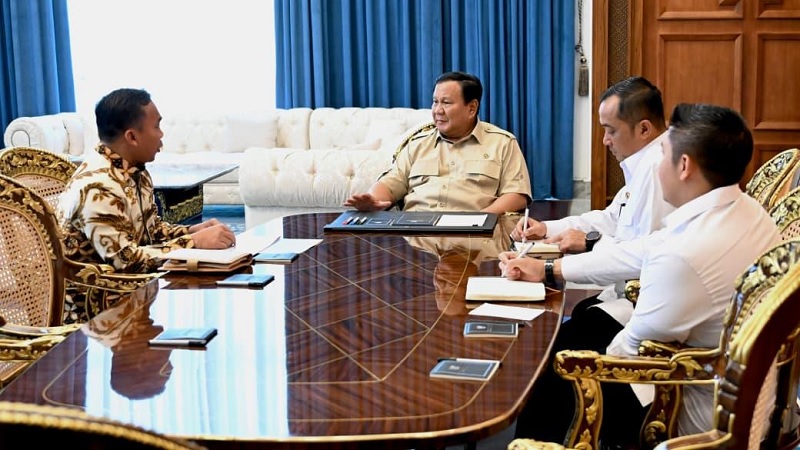 Presiden Prabowo Subianto menerima laporan Menteri Kependudukan dan Pembangunan Keluarga/Kepala BKKBN, Wihaji, di Istana Merdeka, Jakarta, Selasa (25/11/2025). (BPMI Setpres)