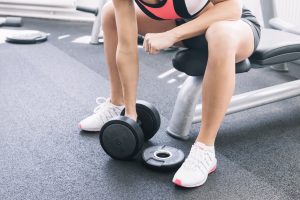 6 Latihan Dumbbell Untuk Pemula, Mudah Dilakukan di rumah!