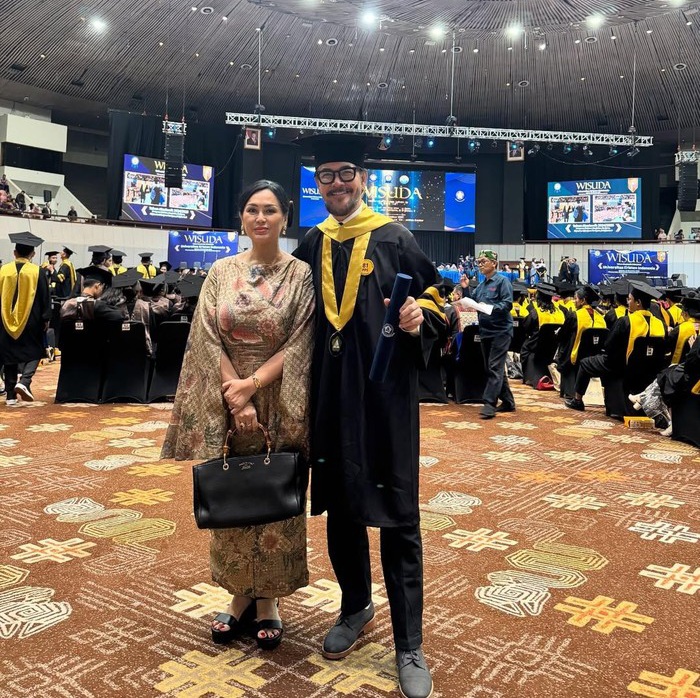 Selamat! Ferry Salim Lulus S2 dari Universitas Kristen Indonesia