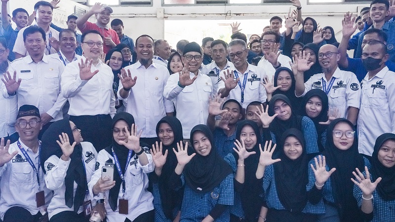 Menko PM Muhaimin Janji Selesaikan dengan Cepat Fenomena SMK Kekurangan Guru Kejuruan