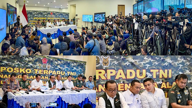 Panglima TNI Jenderal Agus Subiyanto dan Kapolri Jenderal Listyo Sigit Prabowo menghadiri dan memberikan keterangan pers di Posko Nasional Penanggulangan Bencana di Halim Perdanakusuma, Jakarta, Rabu, 3 Desember 2025. (Foto: BPMI Setpres)