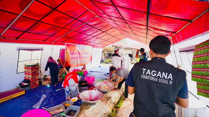 Kementerian Sosial (Kemensos) memberikan bantuan meliputi logistik, dapur umum, dan pengerahan Tagana di seluruh wilayah terdampak bencana banjir dan tanah longsor di Aceh, Sumatera Utara (Sumut) dan Sumatera Barat (Sumbar). (Kemensos)