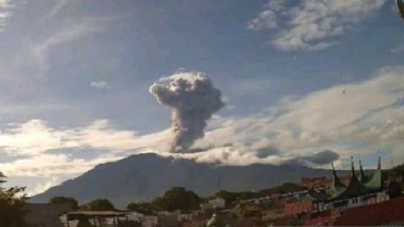 Gunung Marapi Erupsi Lontarkan Abu 1.200 Meter, Agam dan Tanah Datar Sumbar Waspada Banjir Lahar Hujan