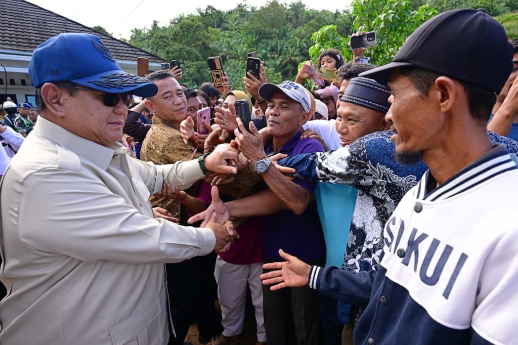 Prabowo Tinjau Kondisi Pengungsi dan Pembangunan Huntara di Agam
