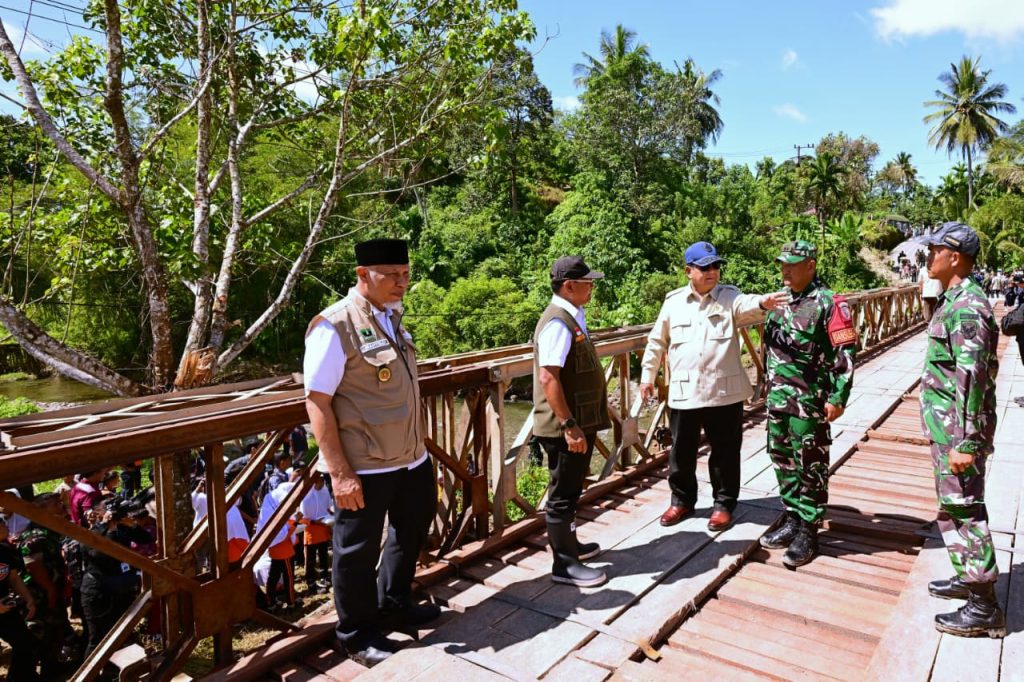 Pastikan Konektivitas Pulih, Presiden Prabowo Kembali Tinjau Jembatan Bailey Padang Mantuang di Padang Pariaman
