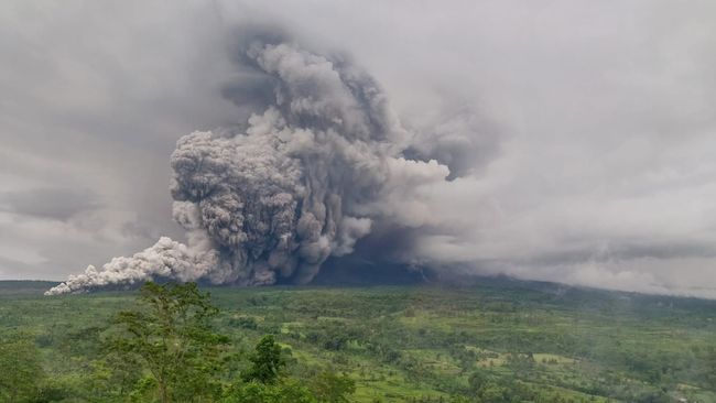 Gunung Semeru Alami Erupsi Lagi, Tinggi Letusan Capai 900 Meter