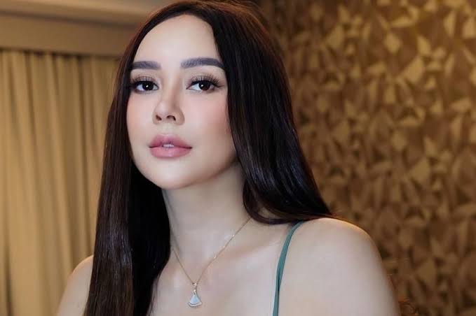 Isu Kedekatan Aura Kasih dan RK  Kembali Mencuat, Penjualan Mobil Jadi Sorotan