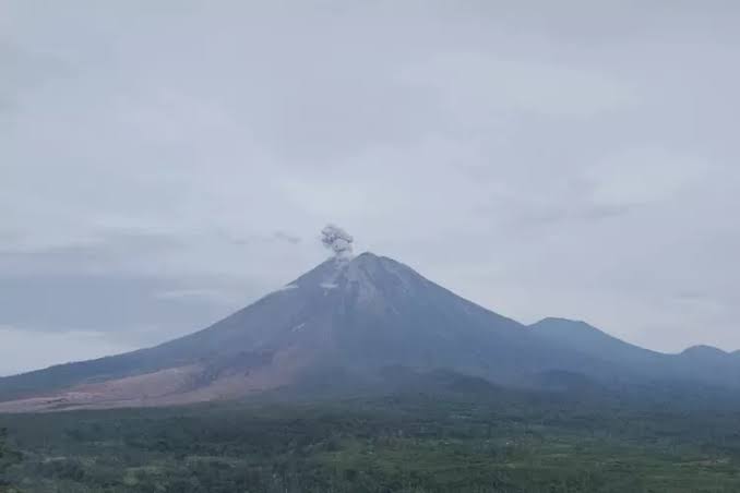 Gunung Semeru Kembali Tunjukkan Aktivitas, Luncurkan Lava Sejauh Hingga 1 Km
