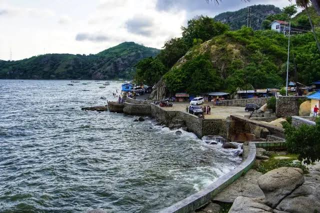 Viral! Siswi SMP di Gorontalo 'Terciduk' Berhubungan Intim di Tangga 2000