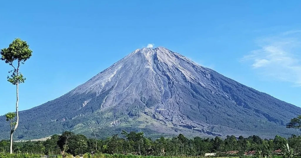 Gunung Semeru Kembali Erupsi, Luncurkan APG dan Banjir Lahar