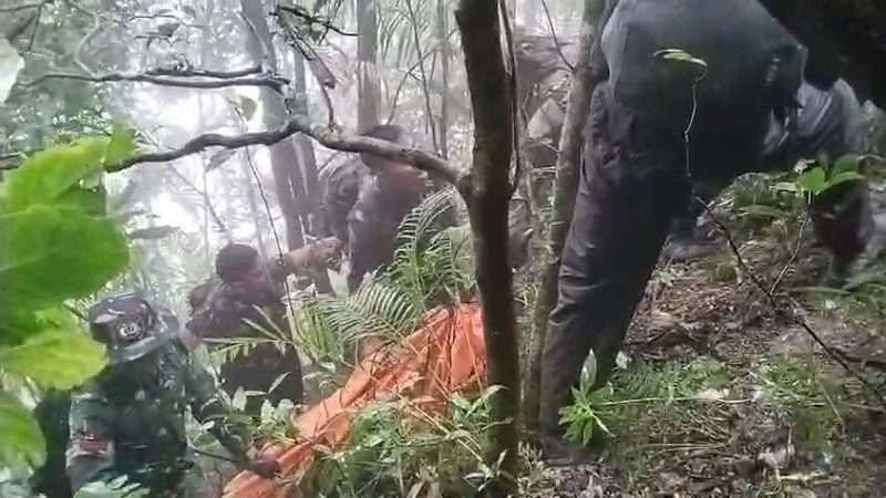 TNI AD Bersama Tim SAR Gabungan Terus Bergerak Evakuasi Korban Pesawat ATR 42-500 di Bulusaraung, Pangkep, Sulsel