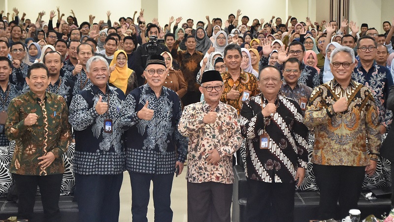 Menteri Pendidikan Dasar dan Menengah (Mendikdasmen), Abdul Mu’ti dalam Karangmalang Education Forum: AI dan Peningkatan Mutu Pendidikan untuk Semua yang digelar di Ballroom Gedung IKA Universitas Negeri Yogyakarta (UNY), Yogyakarta pada Sabtu (24/1/2026). (Kemendikdasmen)