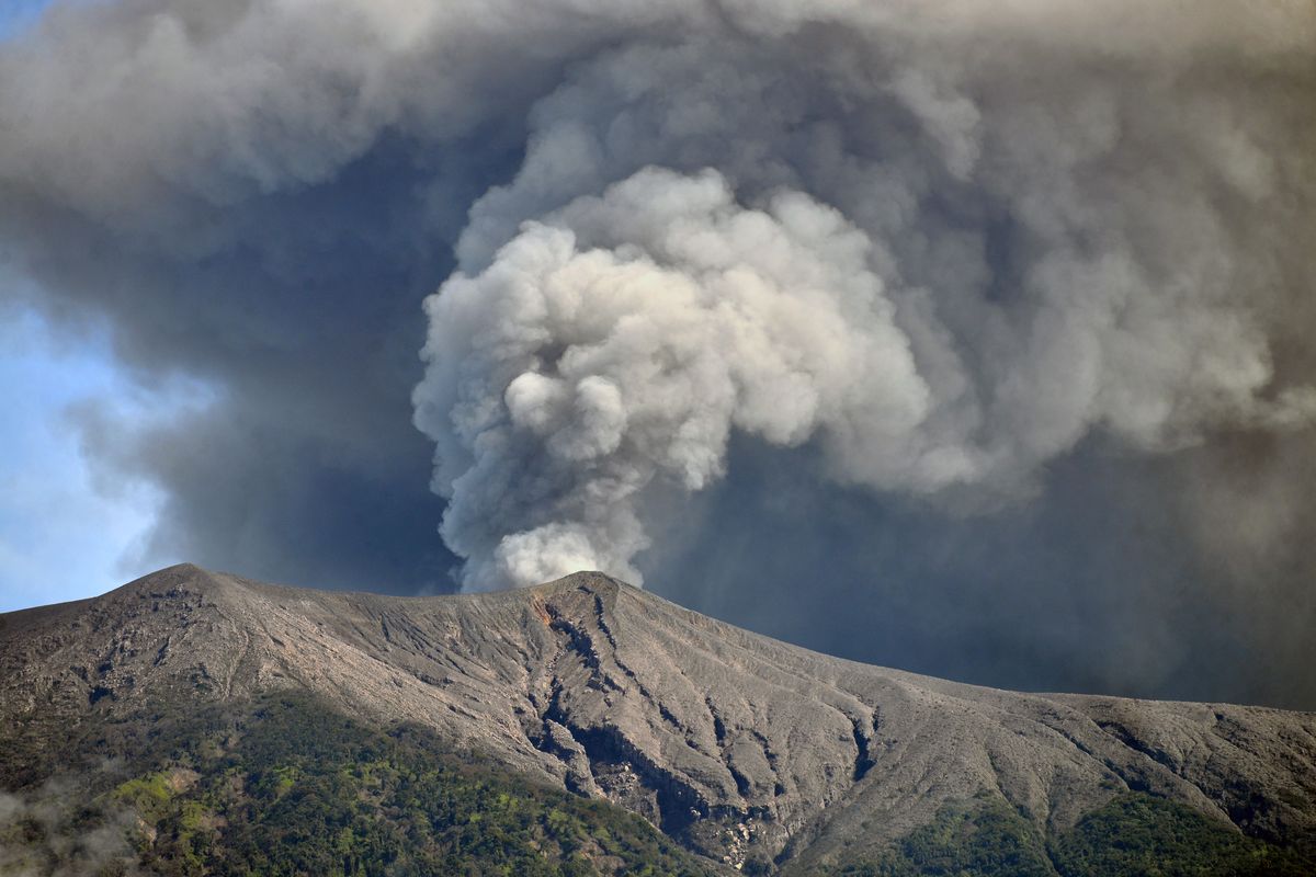 Awal 2026, Gunung Marapi di Sumbar Kembali Meletus
