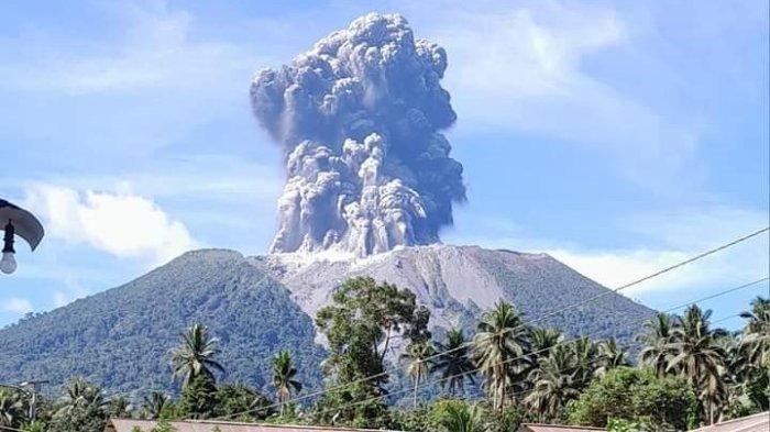 Gunung Ibu Kembali Erupsi, Lontarkan Abu Vulkanik Hingga 800 Meter