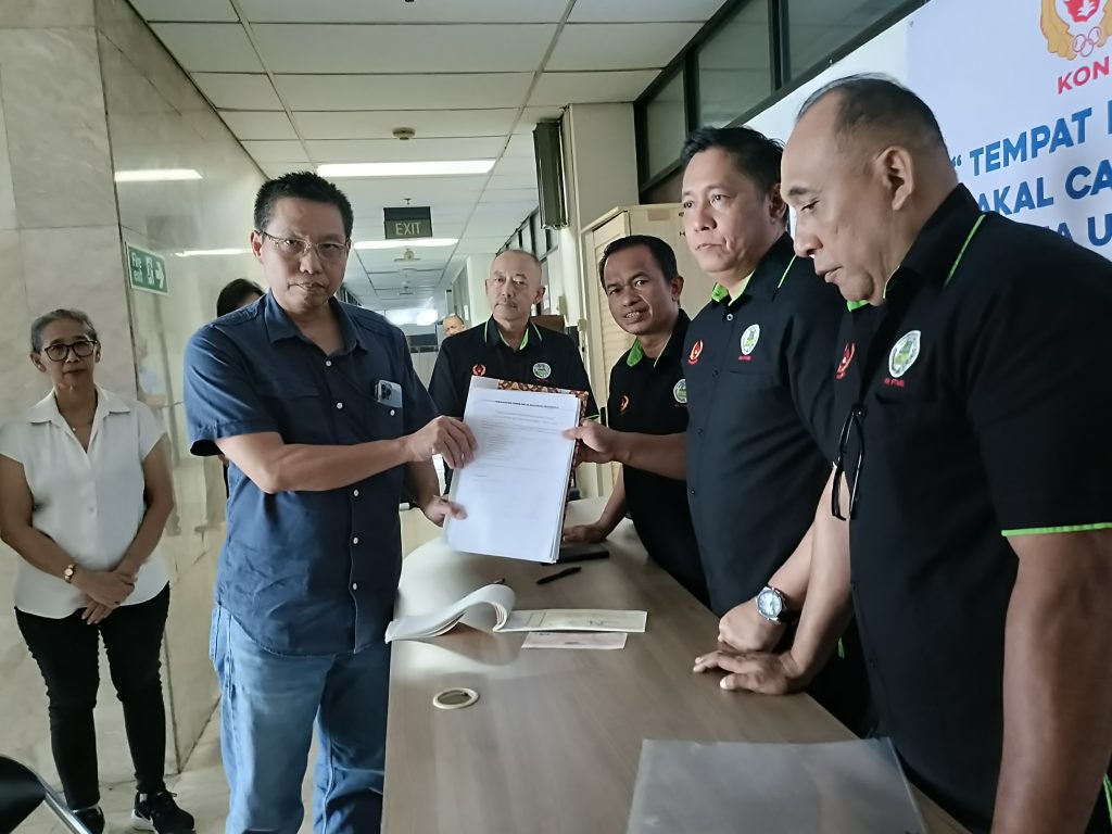 Serahkan Dokumen Kelengkapan Bacaketum PB PTMSI ke TPP Munas, Peter Layardi Lay Harapkan Menpora Erick Bijak Sikapi Tenis Meja