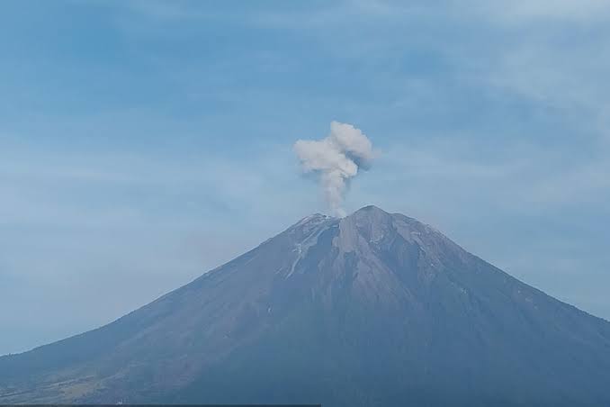Gunung Semeru Kembali Erupsi, Lontarkan Kolom Abu Setinggi 700 Meter