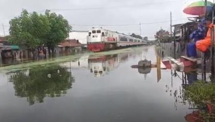 Akibat Terendam Banjir, Jalur Kereta Api Pekalongan Terputus