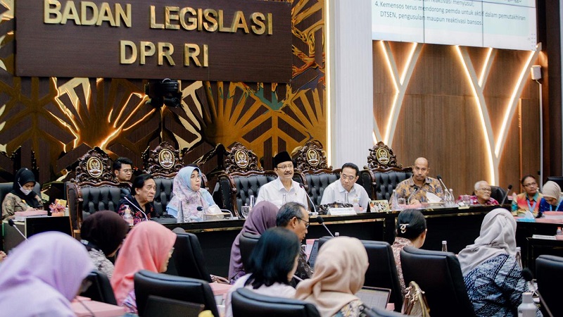 Menteri Sosial Saifullah Yusuf (Gus Ipul) memaparkan pembaruan data kepesertaan Penerima Bantuan Iuran Jaminan Kesehatan (PBI-JK) dalam Sarasehan Kesehatan Nasional di DPR RI, Rabu (12/2/2026). (Kemensos)