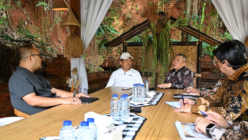 Menteri Perhubungan Dudy Purwagandhi bertemu Gubernur Jawa Barat Dedi Mulyadi guna membahas kesiapan penyelenggaraan Angkutan Lebaran Tahun 2026, di Subang, Jawa Barat, Sabtu (14/2). 