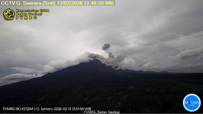 Erupsi Gunung Semeru di Jawa Timur, Jumat Legi, 13 Februari 2026, pukul 12:46 WIB dengan tinggi kolom abu teramati ± 1000 m di atas puncak (± 4676 m di atas permukaan laut). Kolom abu teramati berwarna kelabu dengan intensitas tebal ke arah timur laut. (PVMBG)