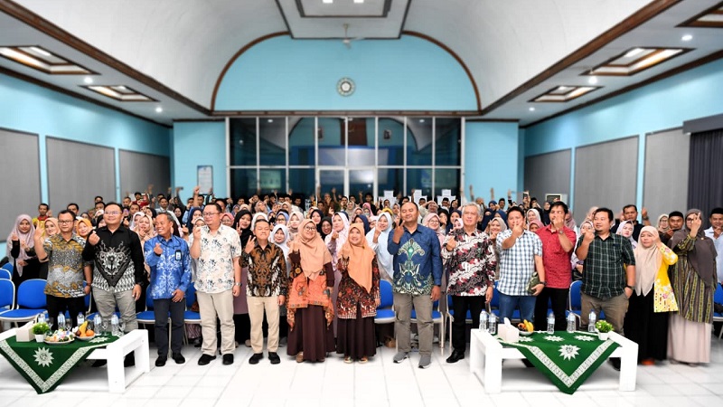 Wakil Menteri Pendidikan Dasar dan Menengah (Wamendikdasmen), Fajar Riza Ul Haq, menyampaikan satu pesan kunci di Sukabumi, di hadapan guru-guru dari sekitaran Jawa Barat ketika menyampaikan solusi dalam mengatasi disparitas mutu pendidikan antara sekolah negeri dan swasta.