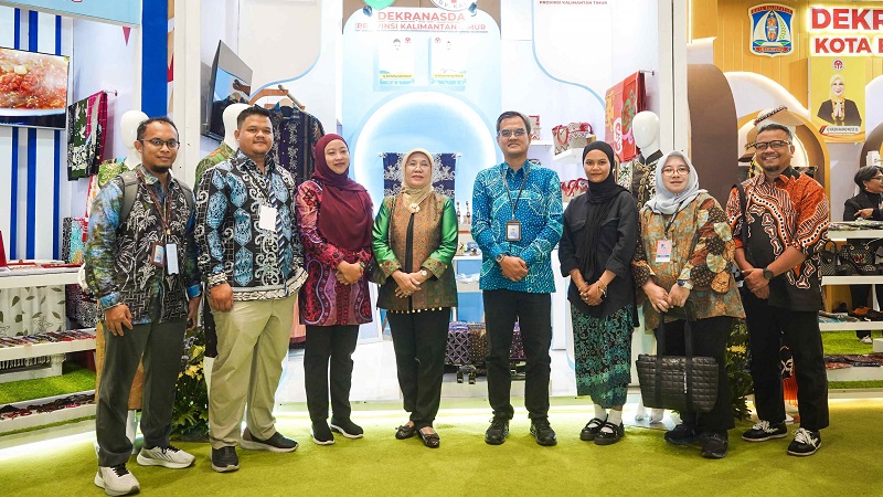 Direktur Jenderal Industri Kecil, Menengah, dan Aneka (IKMA) Reni Yanita (keempat dari kiri) saat meninjau stan peserta pada Pameran Inacraft 2026 diselenggarakan di Jakarta Internasional Convention Center (JICC).