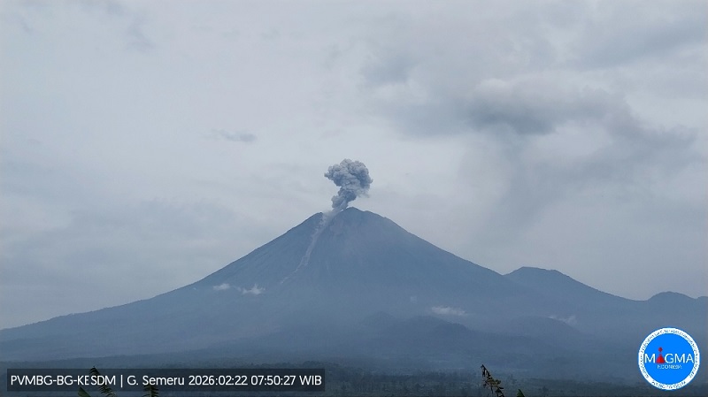 Erupsi di Hari Minggu, Gunung Semeru Tiga Kali Lontarkan Kolom Abu Setinggi 900 Meter