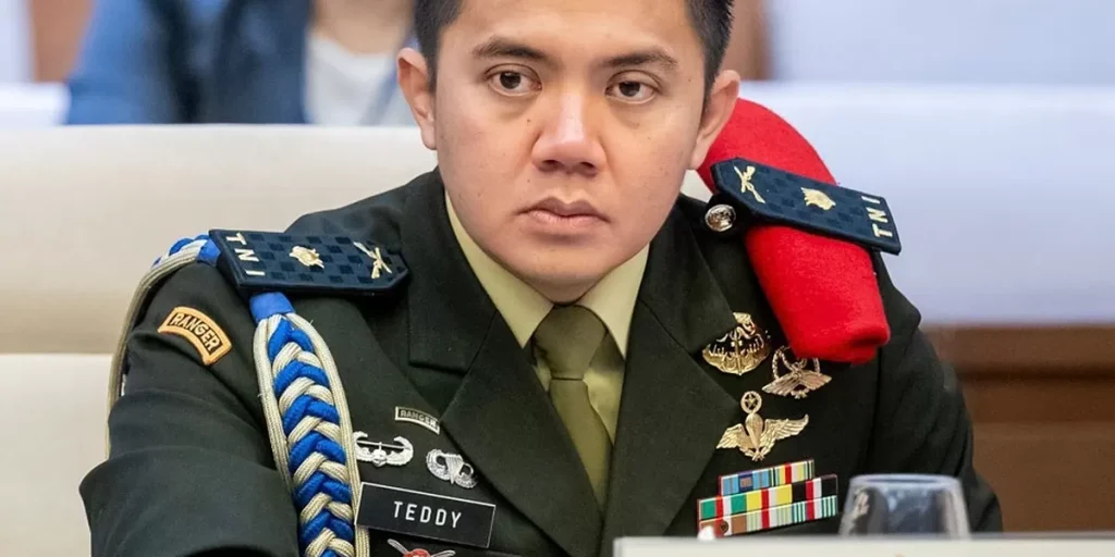 Seskab Teddy Ucapkan Imlek 2026, Netizen Ramai Minta Angpao