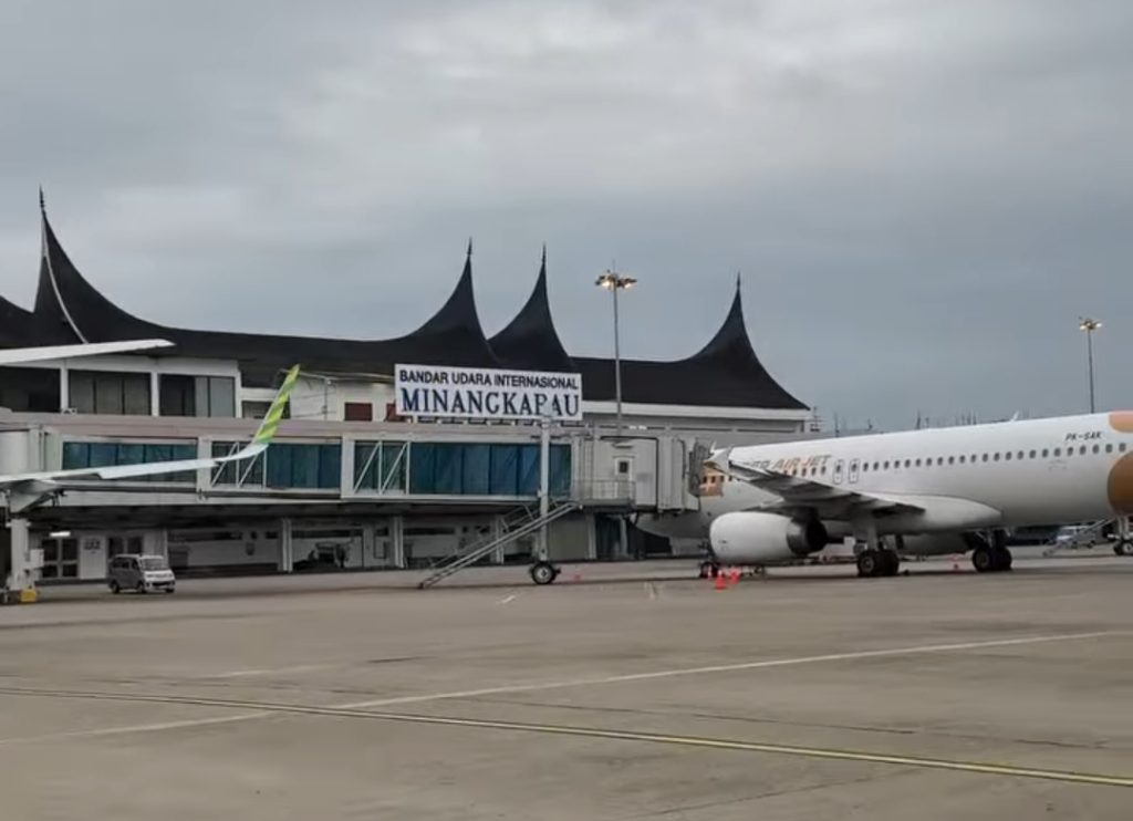 Penerbangan dari Bandara Minangkabau Tak Terdampak Erupsi Marapi