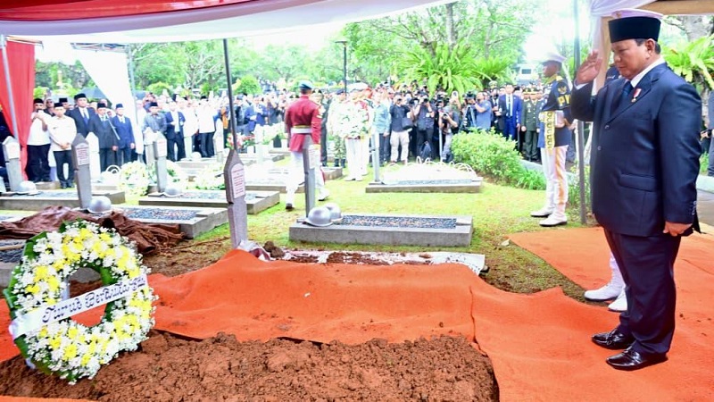 Presiden Prabowo Subianto memimpin upacara pemakaman almarhum Try Sutrisno, Wakil Presiden ke-6 Republik Indonesia di Taman Makam Pahlawan Nasional Utama (TMPNU) Kalibata, Jakarta, pada Senin (02/03/2026)