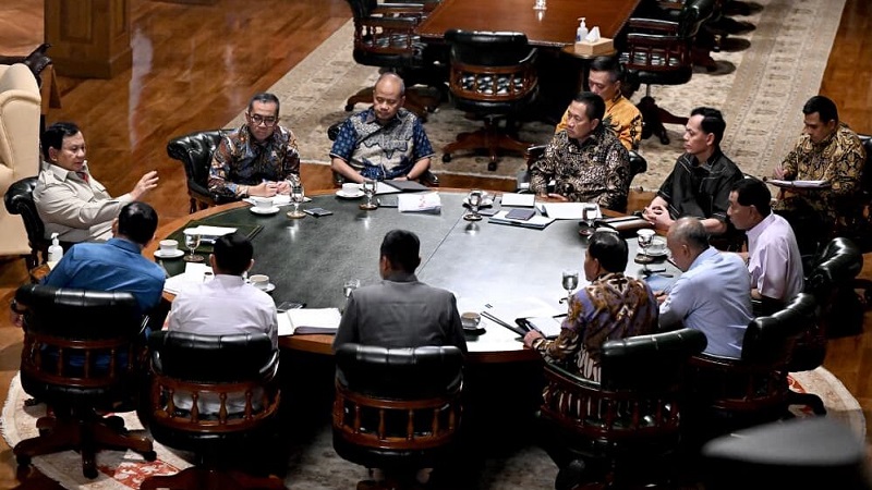 Presiden Prabowo Subianto menggelar rangkaian rapat bersama sejumlah menteri Kabinet Merah Putih di kediaman pribadinya di Hambalang, Bogor, Jawa Barat, pada Minggu, 8 Maret 2026. Foto: BPMI Setpres/Cahyo