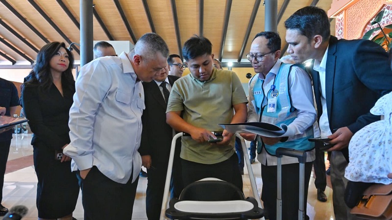 Pantau Langsung Bandara Soetta, Menhub Dudy Pastikan Stimulus Diskon Tarif Tiket Pesawat Sampai ke Masyarakat