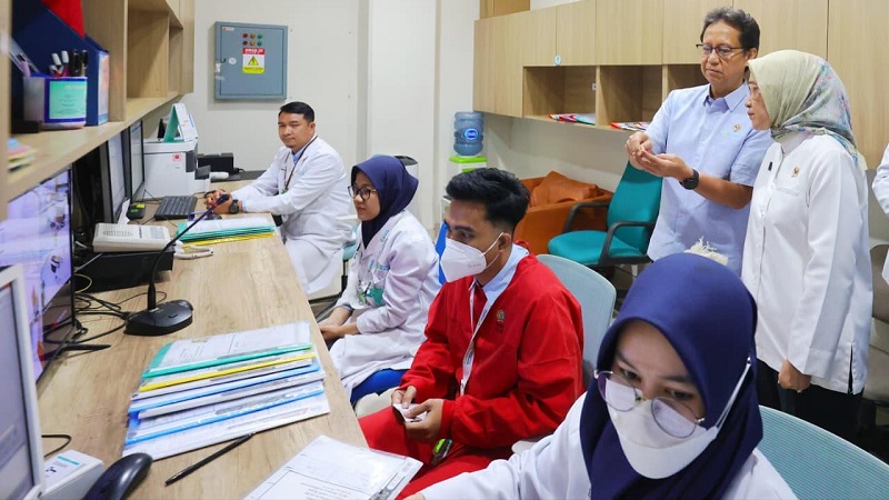 Menteri Kesehatan (Menkes) Budi Gunadi Sadikin saat meninjau kesiapan layanan di Rumah Sakit Kanker Dharmais, Jakarta, Senin (16/3/2026), memastikan rumah sakit vertikal di bawah naungan Kementerian Kesehatan (Kemenkes) tetap beroperasi penuh untuk melayani tindakan gawat darurat (emergency) selama periode libur panjang Hari Raya Nyepi dan Idul Fitri. (Kemenkes)