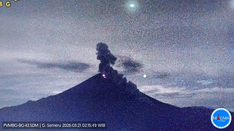 Gunung Semeru di Jawa Timur teramati erupsi pertama kali Sabtu (21/3/2026) pukul 02:12 WIB dengan tinggi kolom abu 1000 m di atas puncak