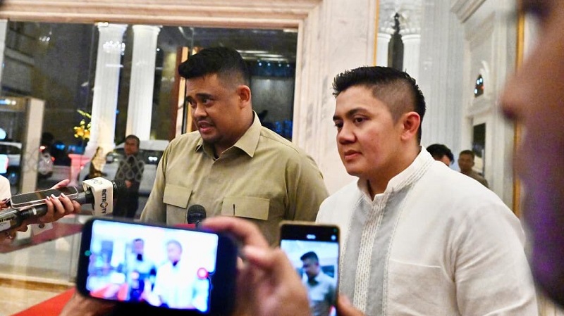 Sekretaris Kabinet Teddy Indra Wijaya dan Gubernur Sumatra Utara Bobby Nasution memberikan keterangannya kepada awak media di Kota Medan, Provinsi Sumatra Utara, Jumat, 20 Maret 2026. (BPMI Setpres/Rusman)
