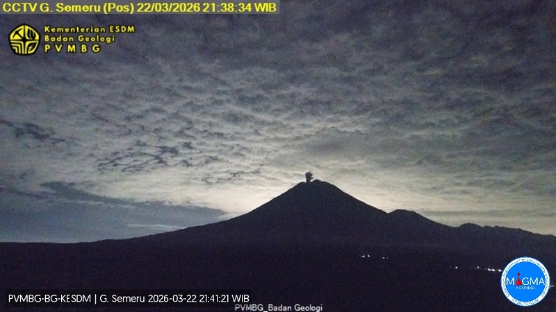 Gunung Semeru Jatim dan Gunung Ibu Malut Erupsi, Kolom Abu Mencapai Tinggi 1.000 Meter