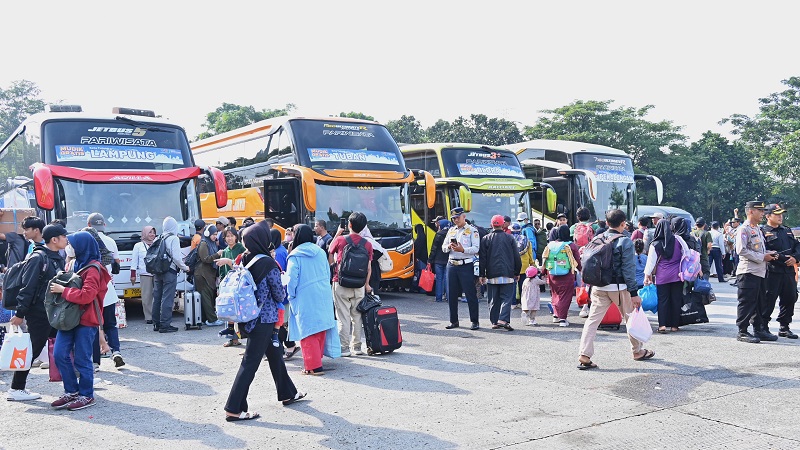 Menteri Perhubungan Dudy Purwagandhi menyampaikan bahwa keselamatan harus selalu menjadi prioritas utama, terutama pada periode arus balik yang berpotensi mengalami lonjakan pergerakan masyarakat.