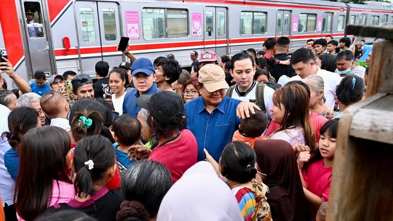 Presiden Prabowo Subianto menyapa warga di Kawasan Senen, Jakarta Pusat, ketika tiba-tiba hadir di tengah pemukiman padat warga di Kelurahan Kramat, Kecamatan Senen, Jakarta Pusat, dalam sebuah momen yang tak pernah dibayangkan sebelumnya oleh warga, Kamis, 26 Maret 2026. (BPMI Setpres/Cahyo)