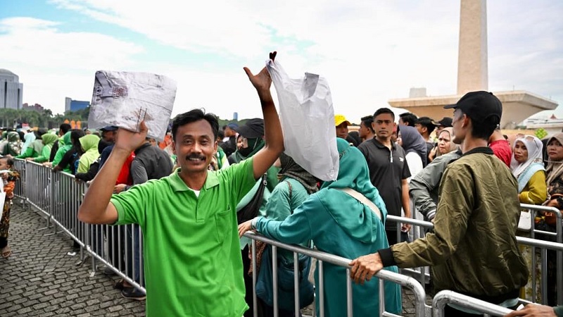 Antusiasme masyarakat terlihat tinggi dalam kegiatan bazar rakyat yang digelar atas instruksi Presiden Prabowo Subianto di kawasan Monumen Nasional (Monas), Jakarta, Sabtu, 28 Maret 2026. (BPMI Setpres/Cahyo)