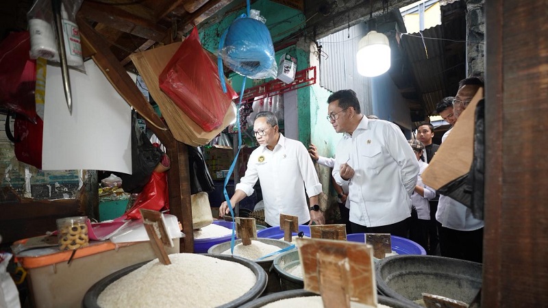 Menteri Perdagangan (Mendag) Budi Santoso (Busan) bersama Menteri Koordinator Bidang Pangan Zulkifli Hasan meninjau ketersediaan dan harga bapok di Pasar Pasar Minggu, Jakarta Selatan, Sabtu (28/3/2026). (Kemendag)