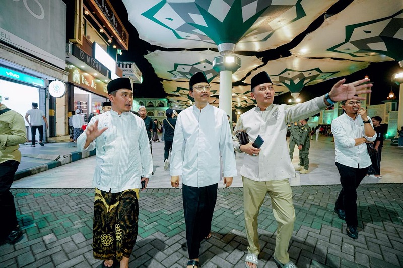 Menteri Sosial Saifullah Yusuf (Gus Ipul) menikmati suasana malam di kawasan Payung Madinah, Alun-Alun, Kota Pasuruan, Jawa Timur, Sabtu (28/3/2026) malam. (Kemensos)